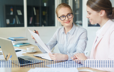 Photo graphics two woman sitting at office table look at paper