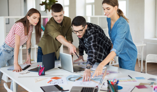 GET FUNDS FOR BUSINESS - photo graphics people looking at laptop